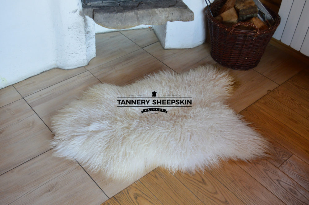 Sheepskin, island white – curly white island Producent owczych skór dekoracyjnych | Tannery Sheepskin | KalSkór 3