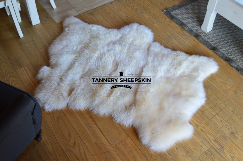 Trzy skóry zszywane, w kolorze białym Skóry Owcze Zszywane Producent owczych skór dekoracyjnych | Tannery Sheepskin | KalSkór 5