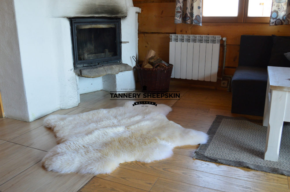 Two stitched sheepskins, white Stitched sheepskins Producent owczych skór dekoracyjnych | Tannery Sheepskin | KalSkór 4