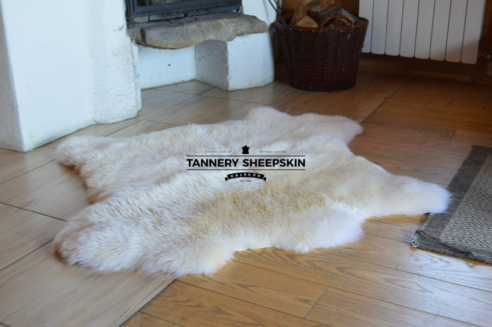 Dwie skóry zszywane bokiem , w kolorze białym Skóry Owcze Zszywane Producent owczych skór dekoracyjnych | Tannery Sheepskin | KalSkór 2