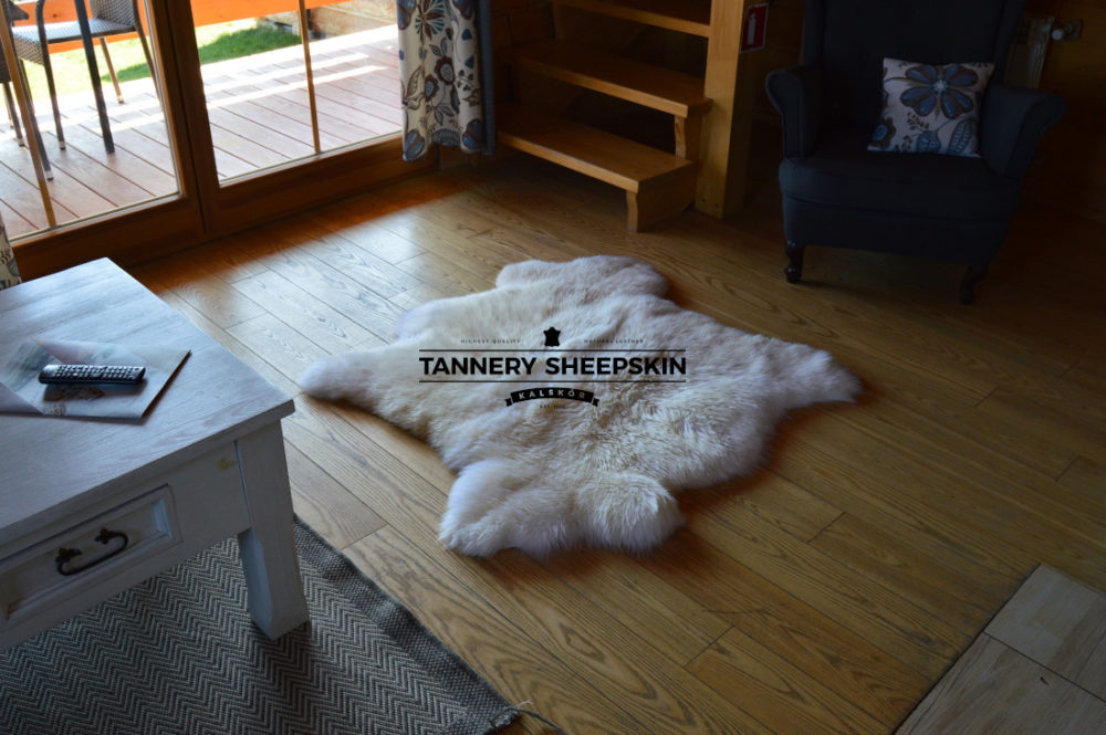 Dwie skóry zszywane bokiem , w kolorze białym Skóry Owcze Zszywane Producent owczych skór dekoracyjnych | Tannery Sheepskin | KalSkór 5