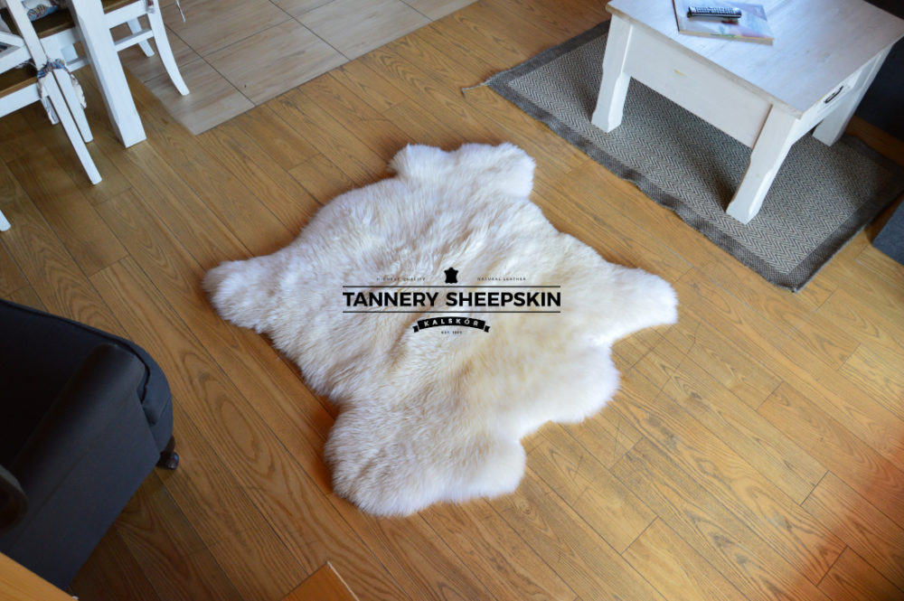 Dwie skóry zszywane bokiem , w kolorze białym Skóry Owcze Zszywane Producent owczych skór dekoracyjnych | Tannery Sheepskin | KalSkór 3