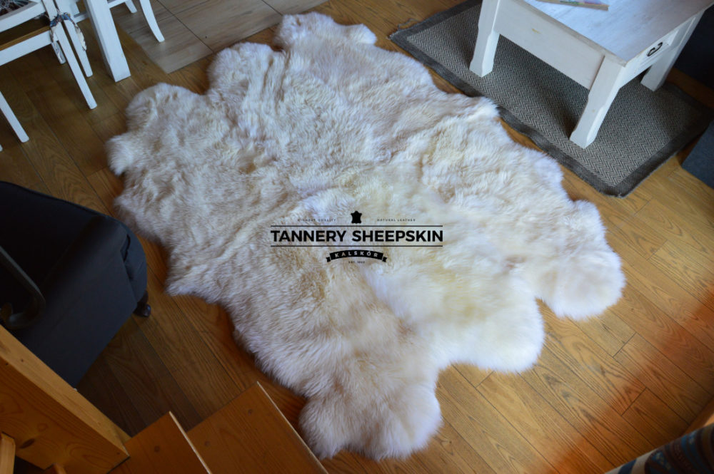 Zes gestikte huiden, wit Schapenvachten Gestikt Producent owczych skór dekoracyjnych | Tannery Sheepskin | KalSkór 2