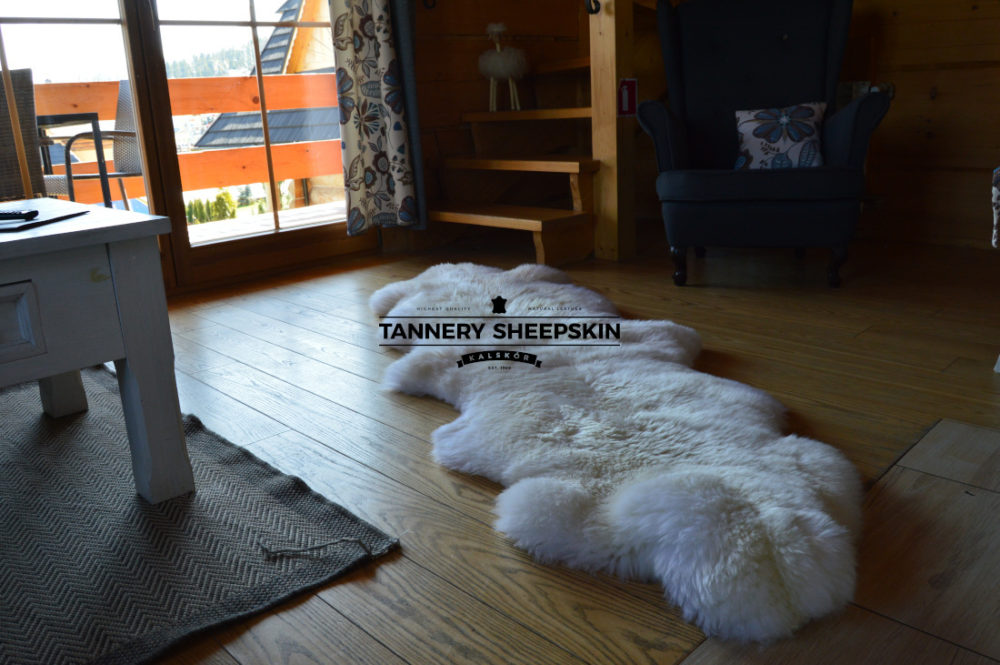 Two stitched sheepskins, white Stitched sheepskins Producent owczych skór dekoracyjnych | Tannery Sheepskin | KalSkór 4