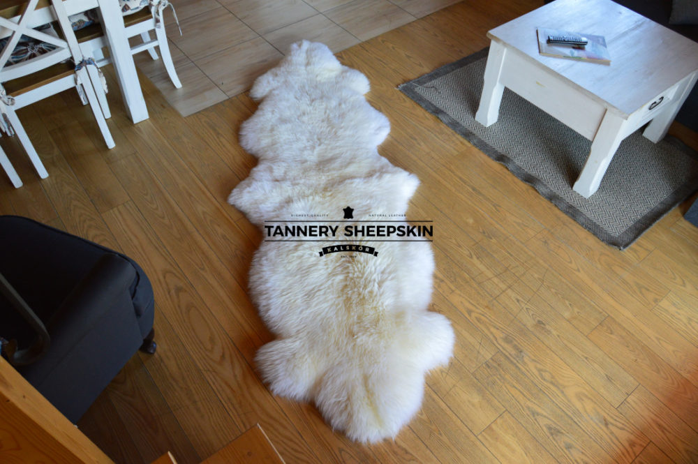 Two stitched sheepskins, white Stitched sheepskins Producent owczych skór dekoracyjnych | Tannery Sheepskin | KalSkór 3