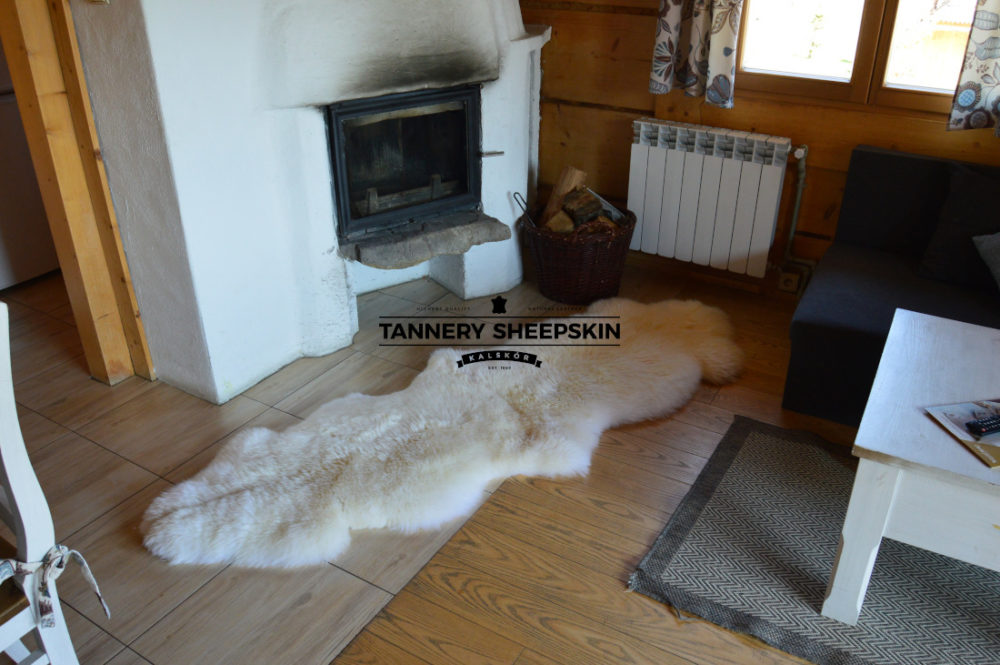 Two stitched sheepskins, white Stitched sheepskins Producent owczych skór dekoracyjnych | Tannery Sheepskin | KalSkór 2