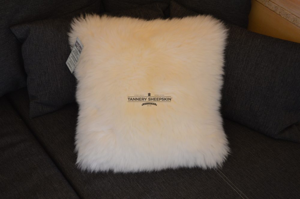 One sided sheepskin pillow pillows Producent owczych skór dekoracyjnych | Tannery Sheepskin | KalSkór 5