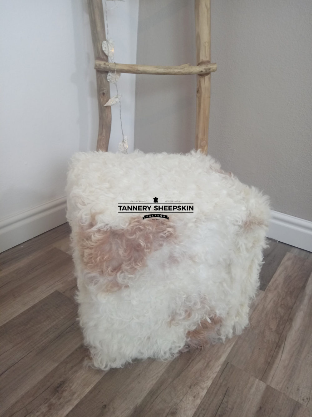 Tibetan sheepskin pouffe pouffe Producent owczych skór dekoracyjnych | Tannery Sheepskin | KalSkór 4