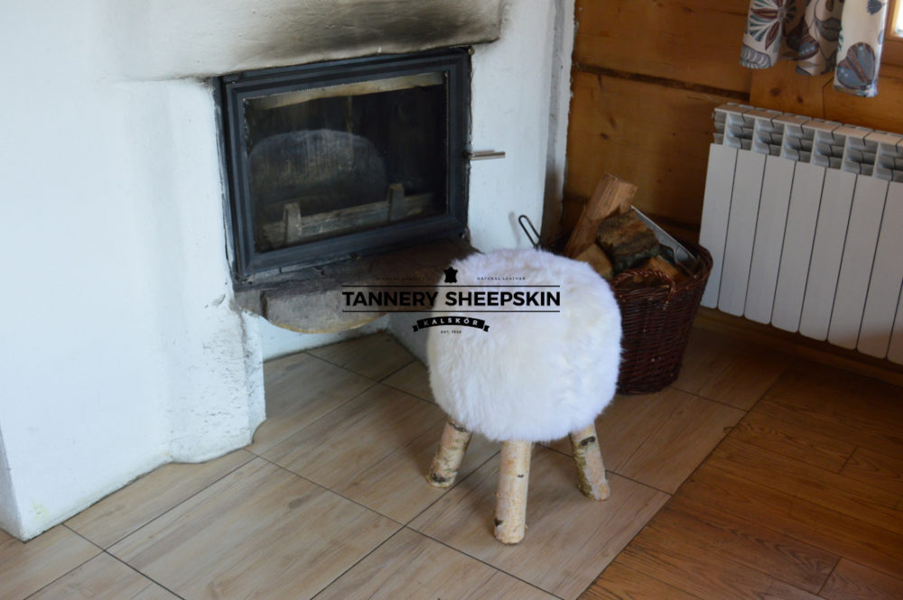 Met schapenvacht beklede kruk krzesła ze skór Producent owczych skór dekoracyjnych | Tannery Sheepskin | KalSkór 7