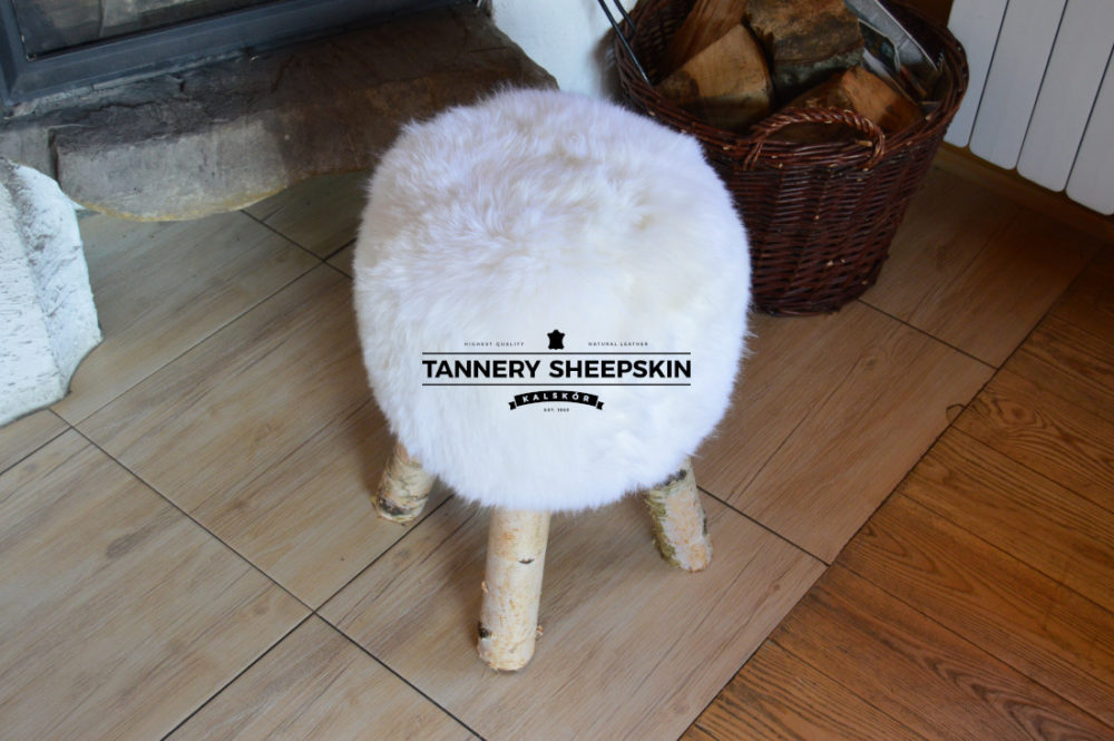 Met schapenvacht beklede kruk krzesła ze skór Producent owczych skór dekoracyjnych | Tannery Sheepskin | KalSkór 6