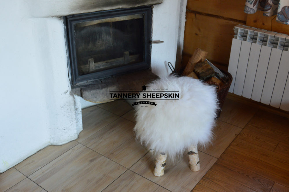 Met schapenvacht beklede kruk krzesła ze skór Producent owczych skór dekoracyjnych | Tannery Sheepskin | KalSkór 5