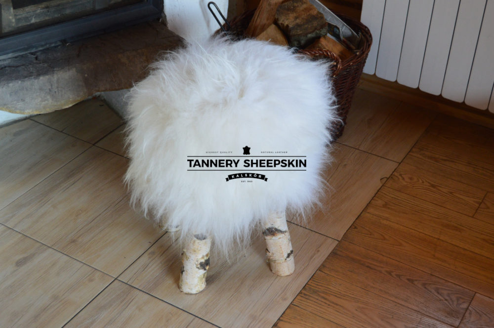 Met schapenvacht beklede kruk krzesła ze skór Producent owczych skór dekoracyjnych | Tannery Sheepskin | KalSkór 4
