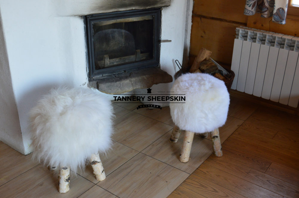Met schapenvacht beklede kruk krzesła ze skór Producent owczych skór dekoracyjnych | Tannery Sheepskin | KalSkór 3