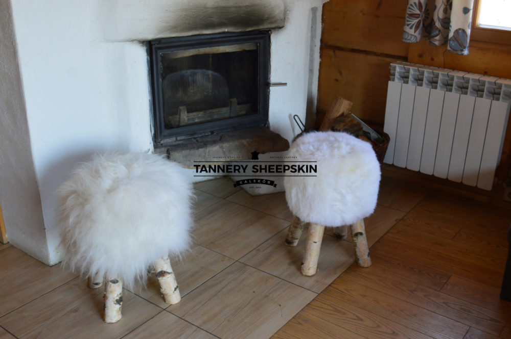 Met schapenvacht beklede kruk krzesła ze skór Producent owczych skór dekoracyjnych | Tannery Sheepskin | KalSkór 2