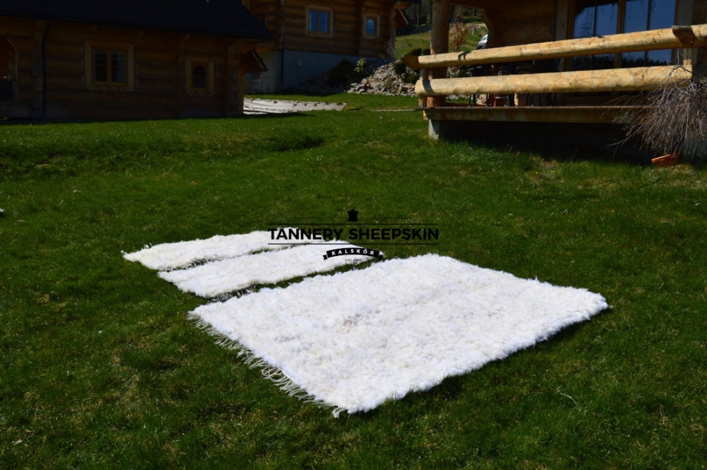Set de couvre-lits en peau de mouton tissée blanc Dywany i narzuty Producent owczych skór dekoracyjnych | Tannery Sheepskin | KalSkór 2