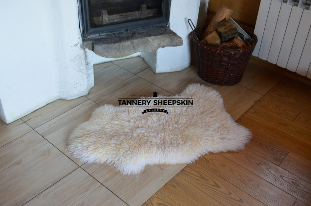 Schapenvacht Wit krullend haar Witte schapenvachten Producent owczych skór dekoracyjnych | Tannery Sheepskin | KalSkór 2