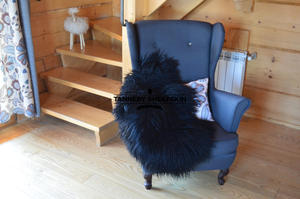 Sheepskin “Island” Black Curly Hair black island Producent owczych skór dekoracyjnych | Tannery Sheepskin | KalSkór 3
