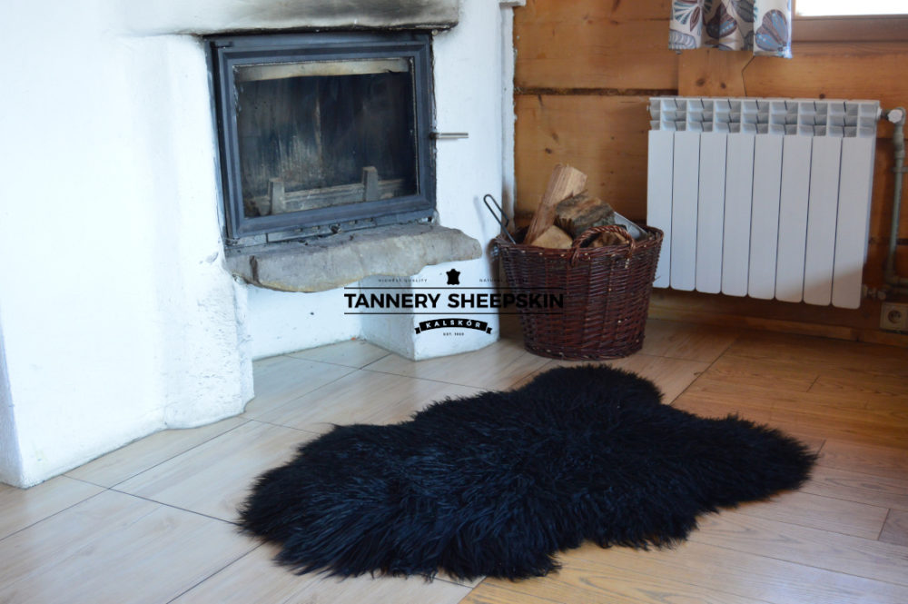 Sheepskin “Island” Black Curly Hair black island Producent owczych skór dekoracyjnych | Tannery Sheepskin | KalSkór 5