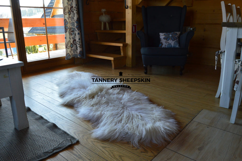 Twee schapenvachten gestikt eiland wit Schapenvachten Gestikt Producent owczych skór dekoracyjnych | Tannery Sheepskin | KalSkór 6