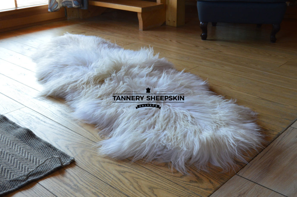 Twee schapenvachten gestikt eiland wit Schapenvachten Gestikt Producent owczych skór dekoracyjnych | Tannery Sheepskin | KalSkór 5