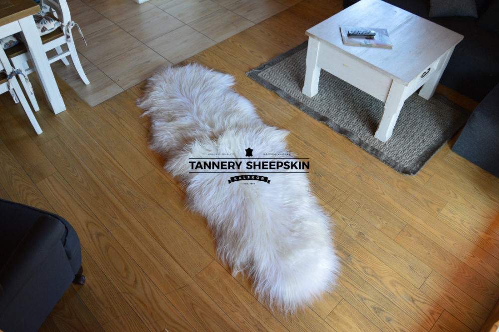 Twee schapenvachten gestikt eiland wit Schapenvachten Gestikt Producent owczych skór dekoracyjnych | Tannery Sheepskin | KalSkór 3
