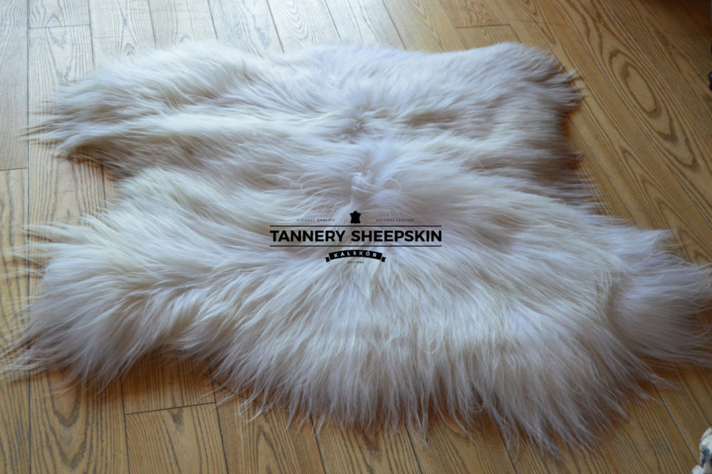 Dwie Skóry Owcze Zszywane Island Białe Skóry Owcze Zszywane Producent owczych skór dekoracyjnych | Tannery Sheepskin | KalSkór 3