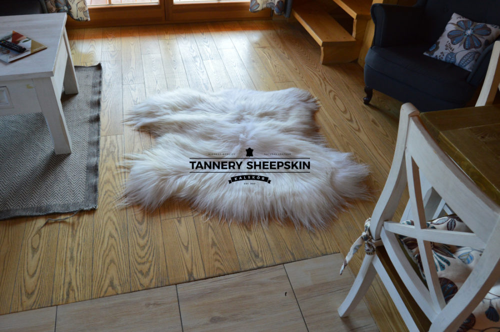 Twee schapenvachten gestikt eiland wit Schapenvachten Gestikt Producent owczych skór dekoracyjnych | Tannery Sheepskin | KalSkór 2