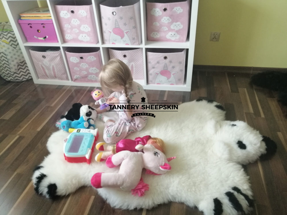 “Teddy bear” Natural sheepskin rug For Children Producent owczych skór dekoracyjnych | Tannery Sheepskin | KalSkór 2