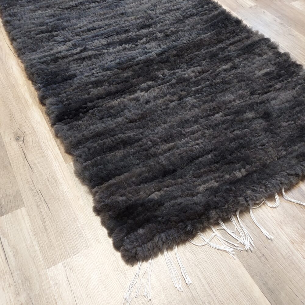 Handmade Woven Sheepskin graphite Carpets and bedspreads Producent owczych skór dekoracyjnych | Tannery Sheepskin | KalSkór 4