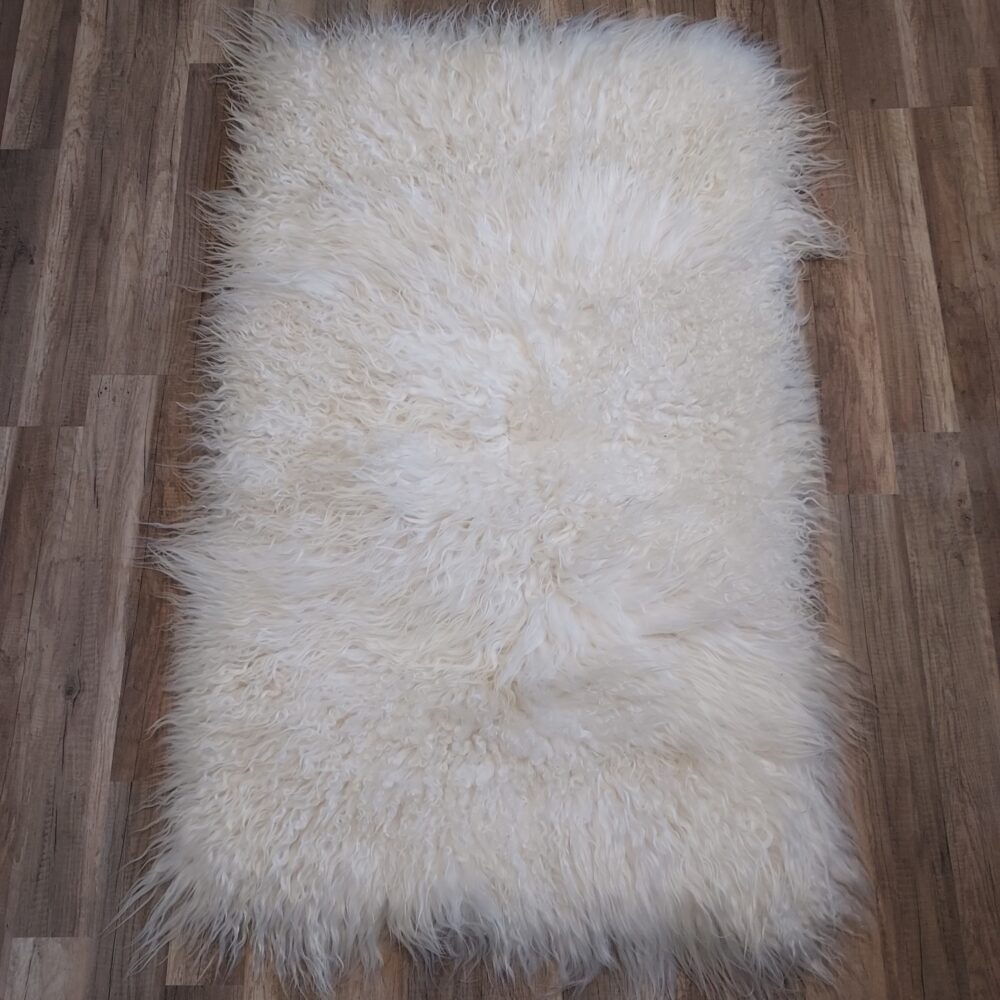 Sheepskin Rug White Island Curly Hair Carpets and bedspreads Producent owczych skór dekoracyjnych | Tannery Sheepskin | KalSkór 2