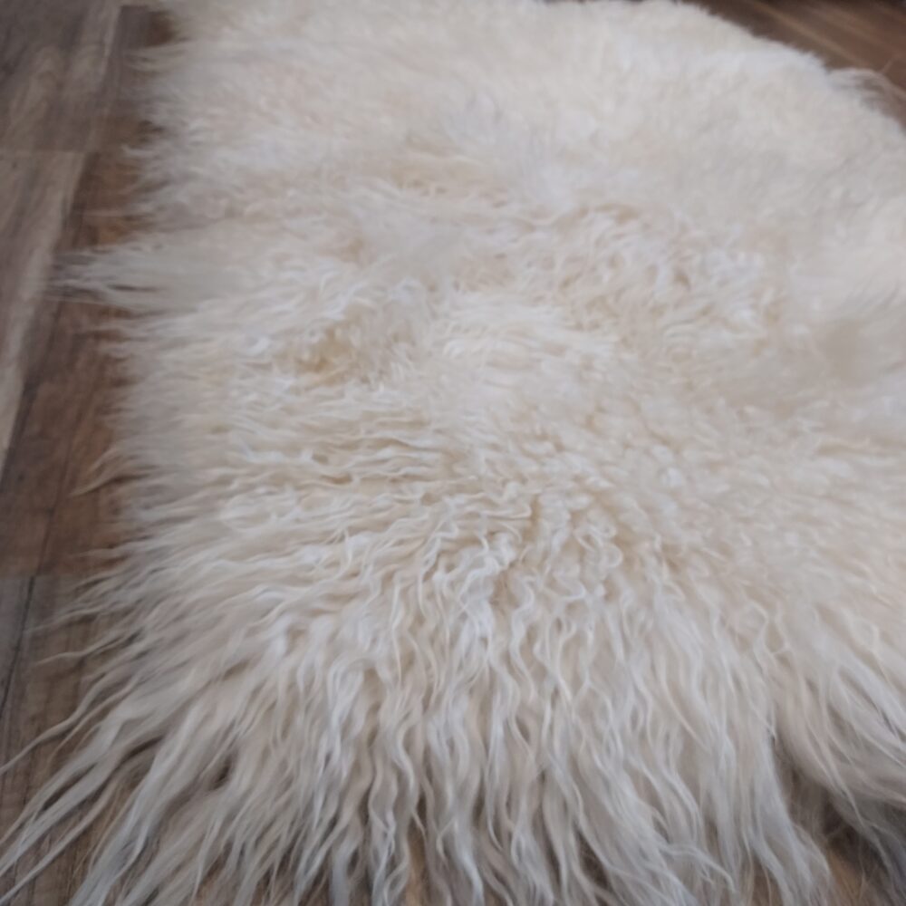 Sheepskin Rug White Island Curly Hair Carpets and bedspreads Producent owczych skór dekoracyjnych | Tannery Sheepskin | KalSkór 4