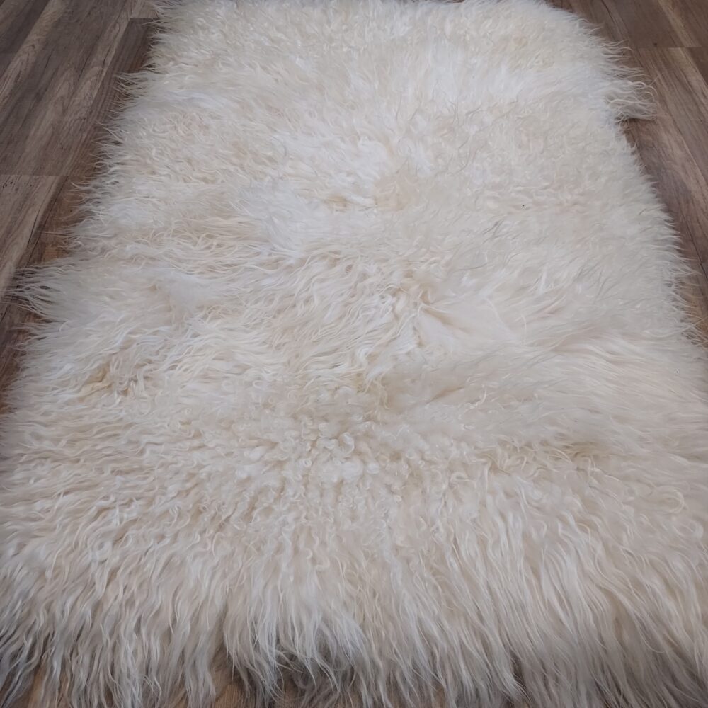 Sheepskin Rug White Island Curly Hair Carpets and bedspreads Producent owczych skór dekoracyjnych | Tannery Sheepskin | KalSkór 5