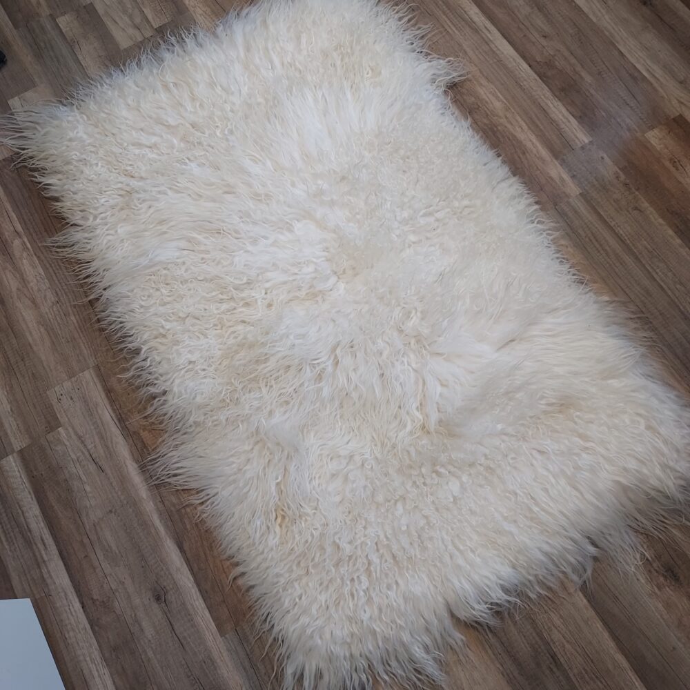 Sheepskin Rug White Island Curly Hair Carpets and bedspreads Producent owczych skór dekoracyjnych | Tannery Sheepskin | KalSkór 6