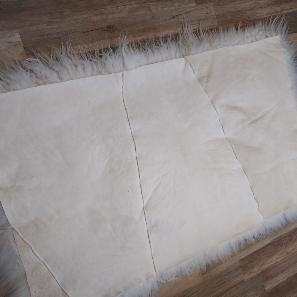 Sheepskin Rug White Island Curly Hair Carpets and bedspreads Producent owczych skór dekoracyjnych | Tannery Sheepskin | KalSkór 7