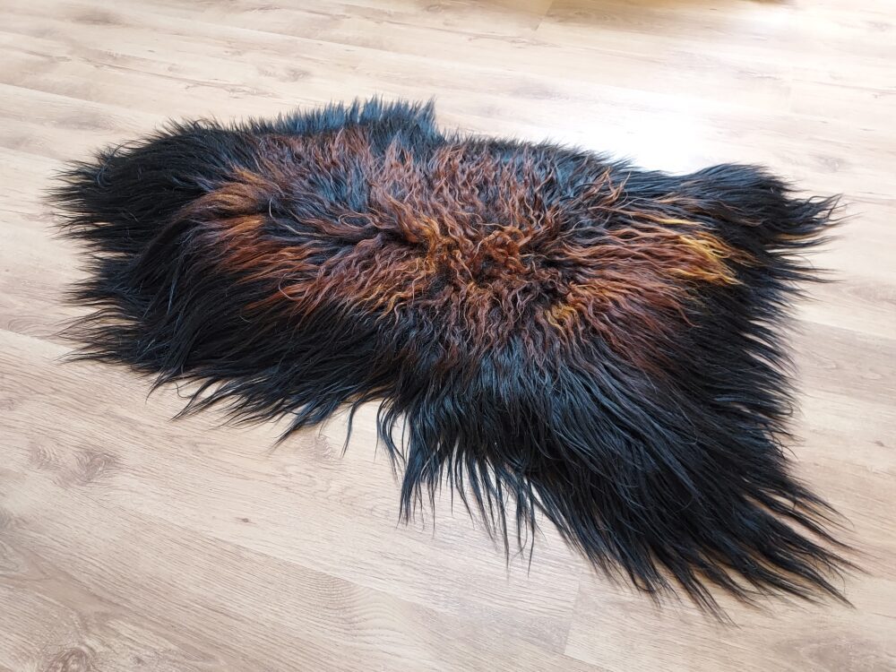 Sheepskin Island Fire Black Red Chestnut Curly Hair colours island Producent owczych skór dekoracyjnych | Tannery Sheepskin | KalSkór 5