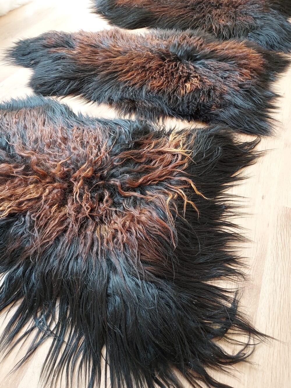 Sheepskin Island Fire Black Red Chestnut Curly Hair colours island Producent owczych skór dekoracyjnych | Tannery Sheepskin | KalSkór 3