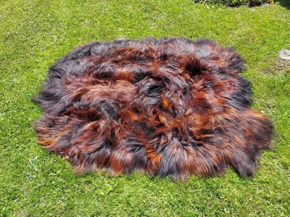 Six Stitched Leathers “Island” Natural Fire Black Stitched sheepskins Producent owczych skór dekoracyjnych | Tannery Sheepskin | KalSkór 2