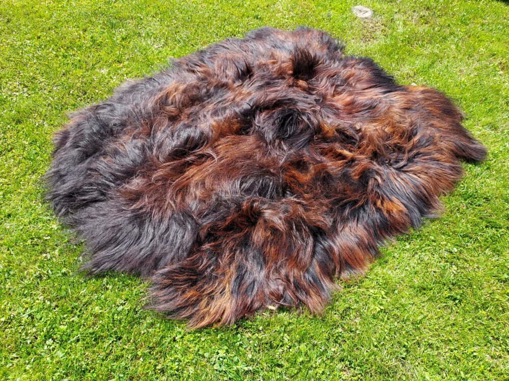 Six Stitched Leathers “Island” Natural Fire Black Stitched sheepskins Producent owczych skór dekoracyjnych | Tannery Sheepskin | KalSkór 4