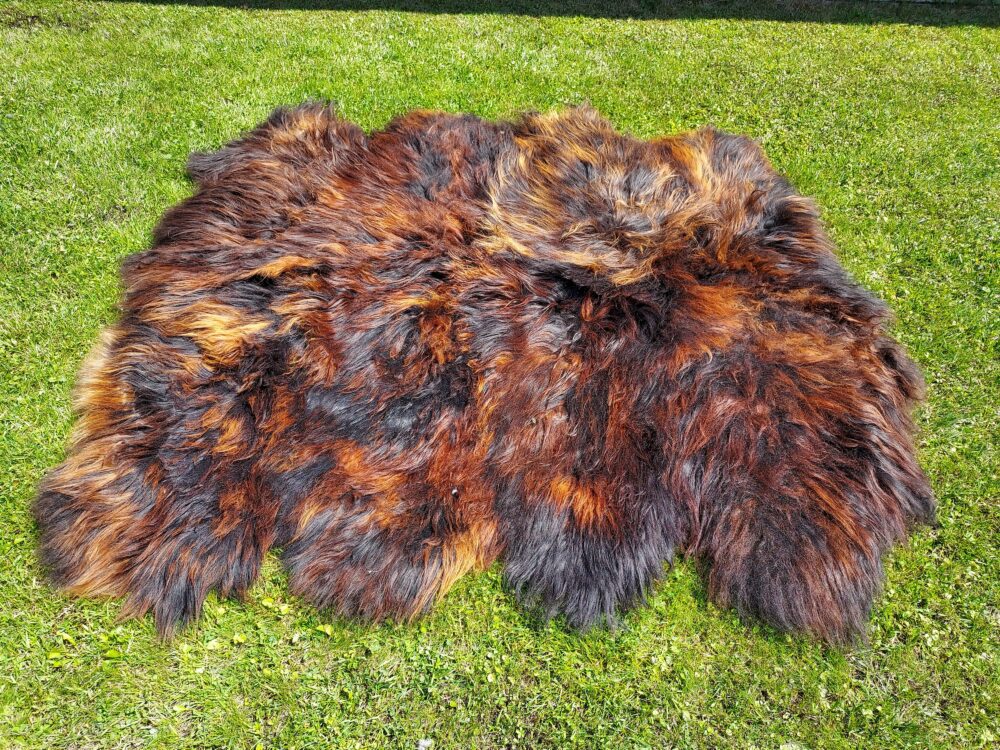 Eight stitched Leather sheepskins “Island” Natural Fire Black Stitched sheepskins Producent owczych skór dekoracyjnych | Tannery Sheepskin | KalSkór 3