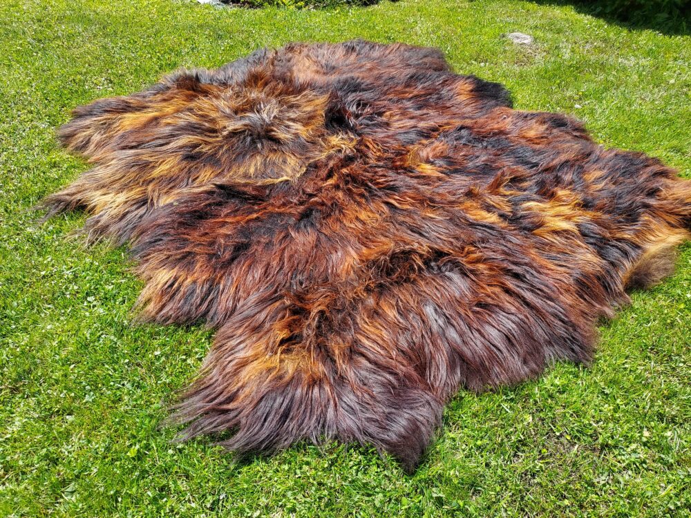 Eight stitched Leather sheepskins “Island” Natural Fire Black Stitched sheepskins Producent owczych skór dekoracyjnych | Tannery Sheepskin | KalSkór 4