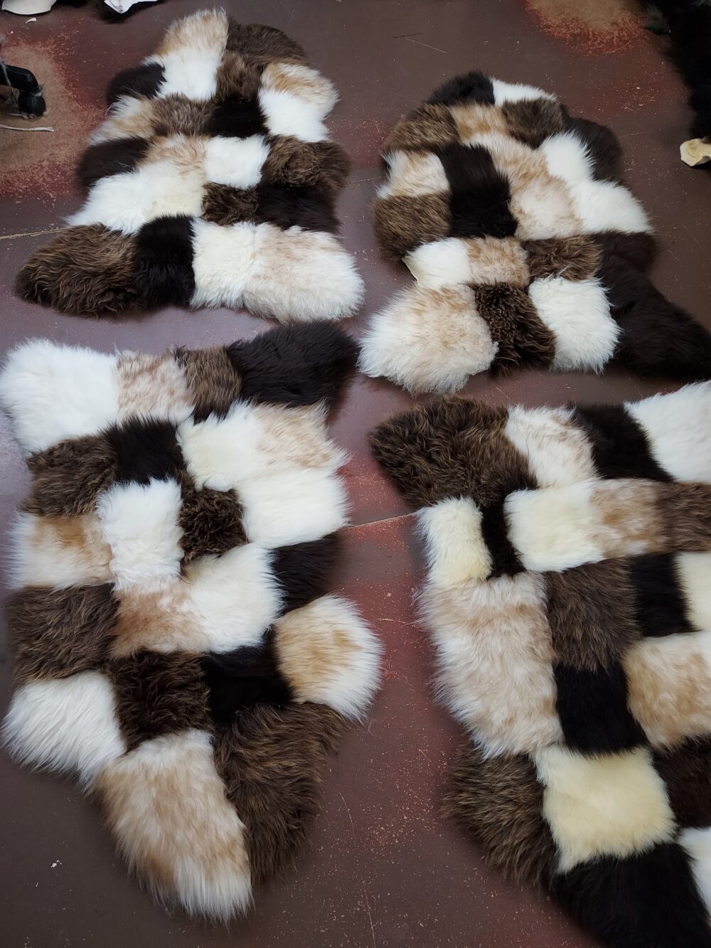 Sheepskin Natural Checkered Pattern Stitched sheepskins Producent owczych skór dekoracyjnych | Tannery Sheepskin | KalSkór 2