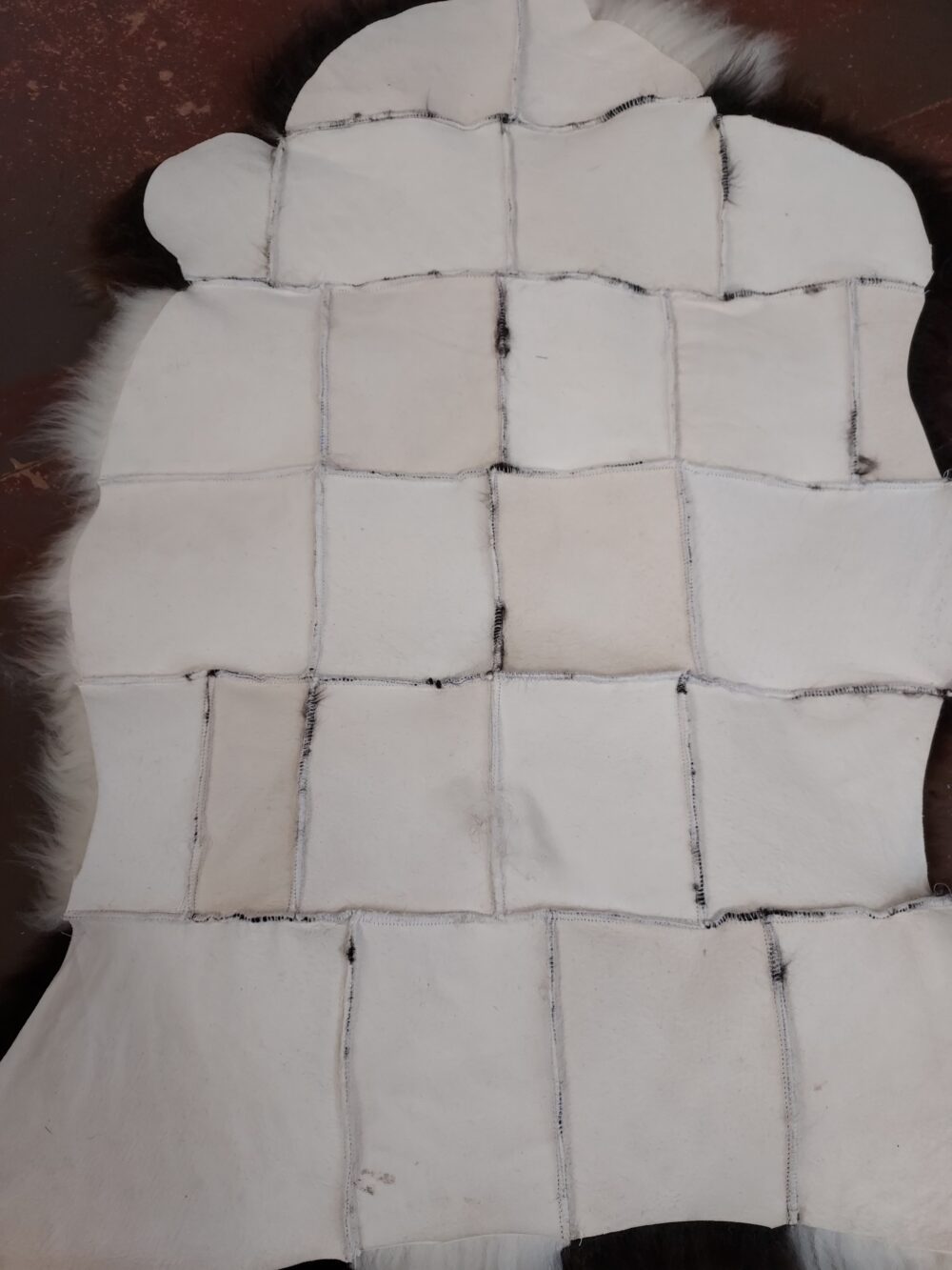 Sheepskin Natural Checkered Pattern Stitched sheepskins Producent owczych skór dekoracyjnych | Tannery Sheepskin | KalSkór 5