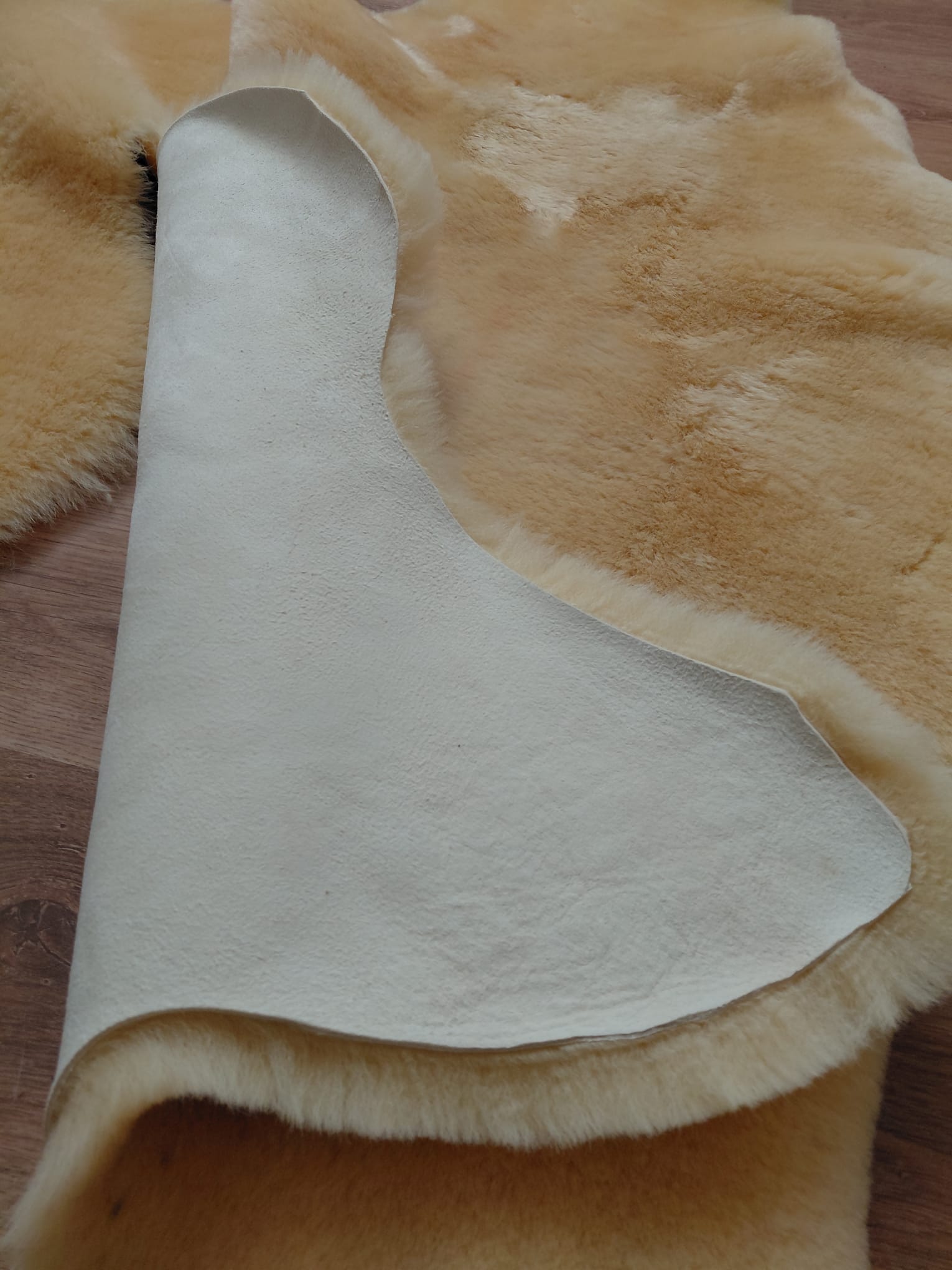 Damaged sheepskins Relugan broken sheepskin Producent owczych skór dekoracyjnych | Tannery Sheepskin | KalSkór 5 Damaged sheepskins Relugan broken sheepskin Producent owczych skór dekoracyjnych | Tannery Sheepskin | KalSkór 5